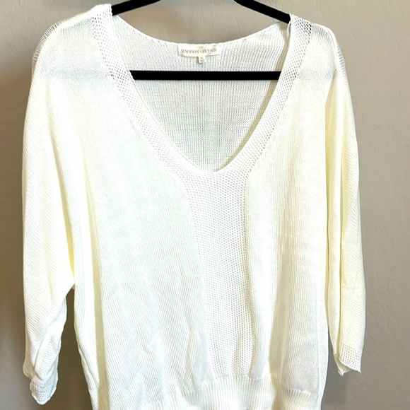 Light Weight V-NECK  SWEATER - Picture 1 of 4